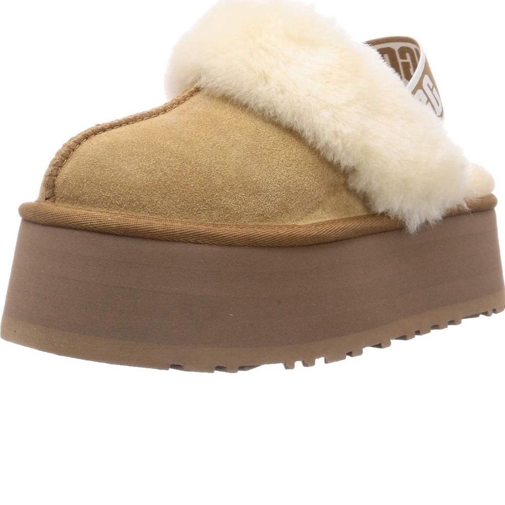 UGG NEW CLOGS 100% SUEDE UPPERS AND  SHEEPSKIN LINED COLLAR AND INSOLES  SIZE 10